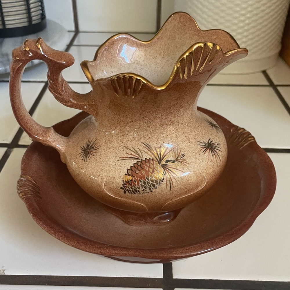 Beautiful Vintage “Bug” pitcher Vase w/Bowl/luster setting . Bug/acorn decor.